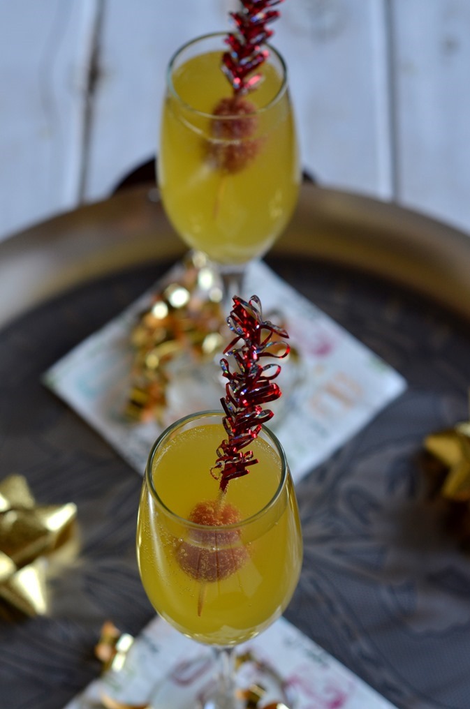 Mango Fizzy Cocktail - An easy tropical cocktail to serve in champagne flutes for New Years party or other entertaining (4)