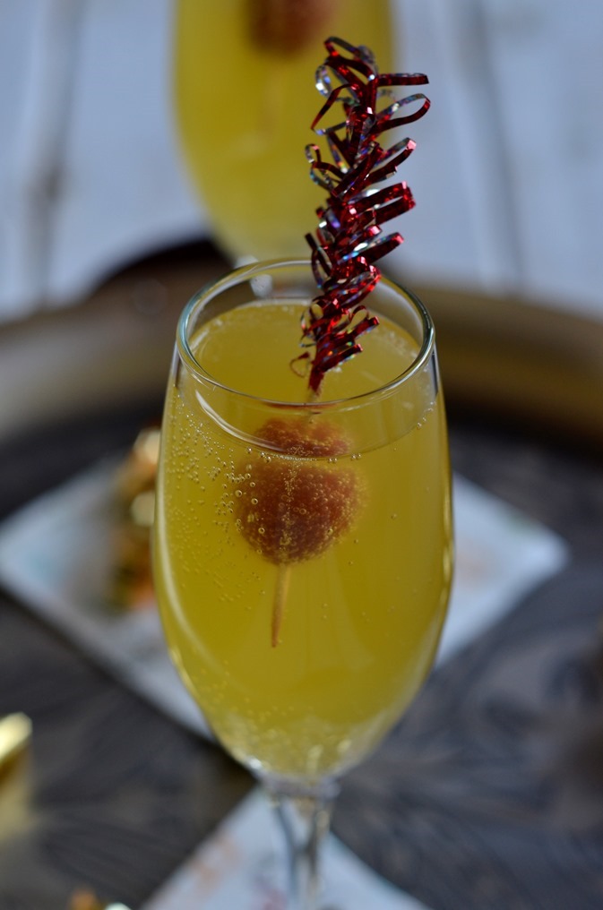 Mango Fizzy Cocktail - An easy tropical cocktail to serve in champagne flutes for New Years party or other entertaining (3)
