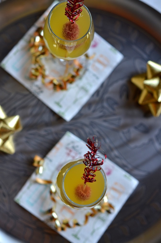 Mango Fizzy Cocktail - An easy tropical cocktail to serve in champagne flutes for New Years party or other entertaining (2)