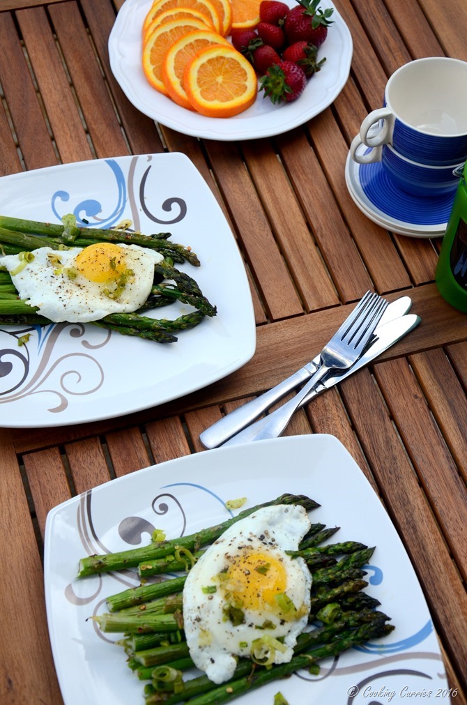 Fried Eggs Over Roasted Asparagus and Green Gaarlic Herb Sauce - A Spring Brunch Recipe - www.cookingcurries.com (2)