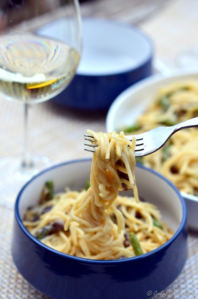 Vegetarian Carbonara with Mushrooms and Asparagus - www.cookingcurries.com (5)