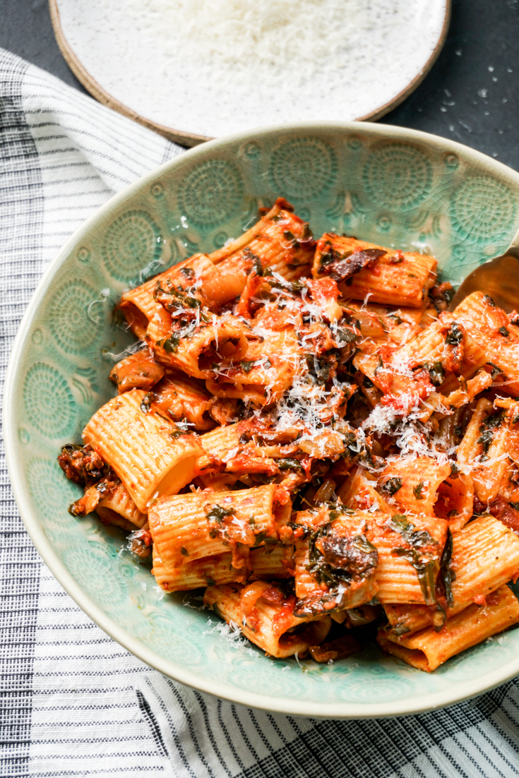 mushroom rigatoni in a green bowl